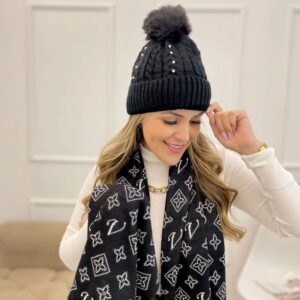 Touca Feminina Gorro De Lã Antialérgica Pérola e Pirâmide Forrada com Pompom